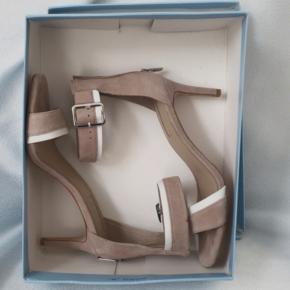 Women Shoes - Picture 4 of 6